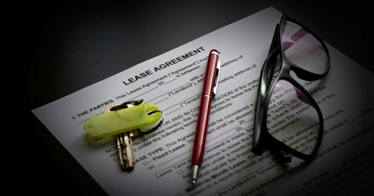 A Ohio lease agreement with keys, a pen, and eyeglasses