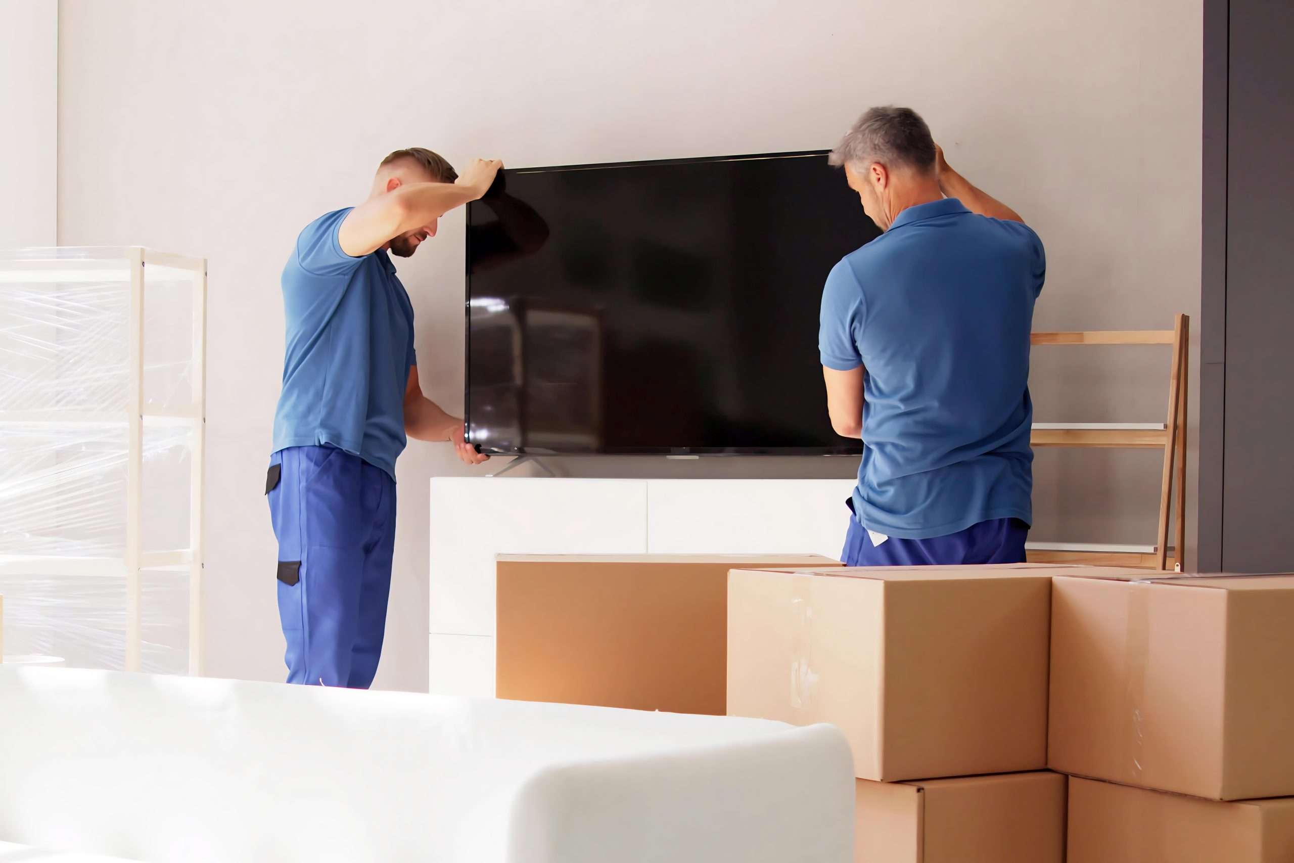 Movers,At,Home,Delivering,Tv,Service,With,Moving